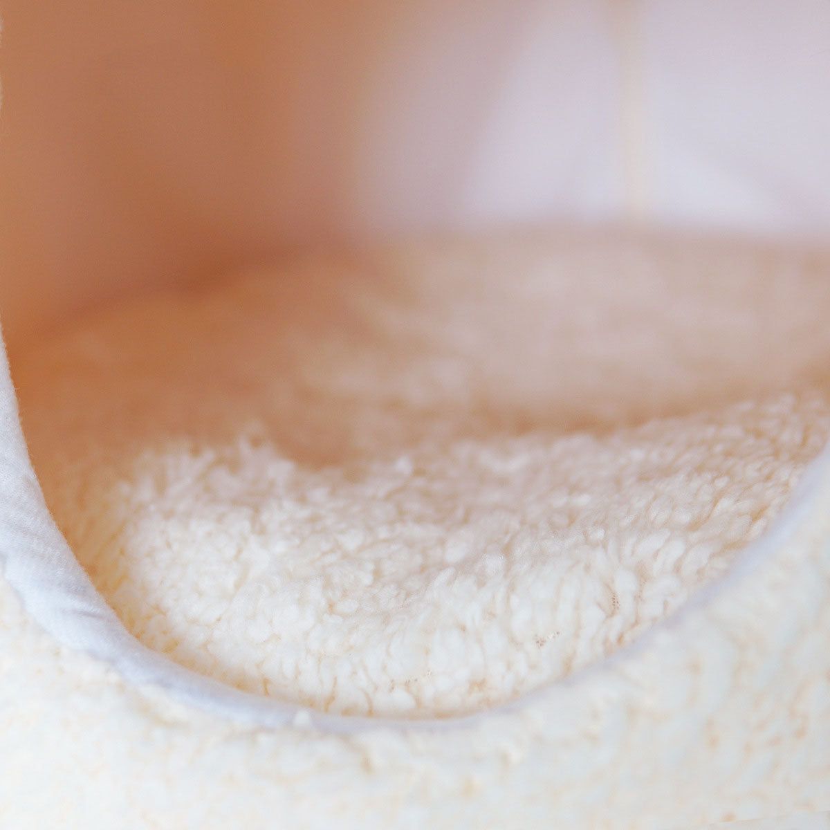 Katzenbett mit süßem Küken-Dampfbrötchen